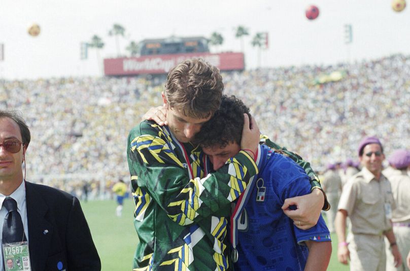 Le gardien de but brésilien Taffarel console l